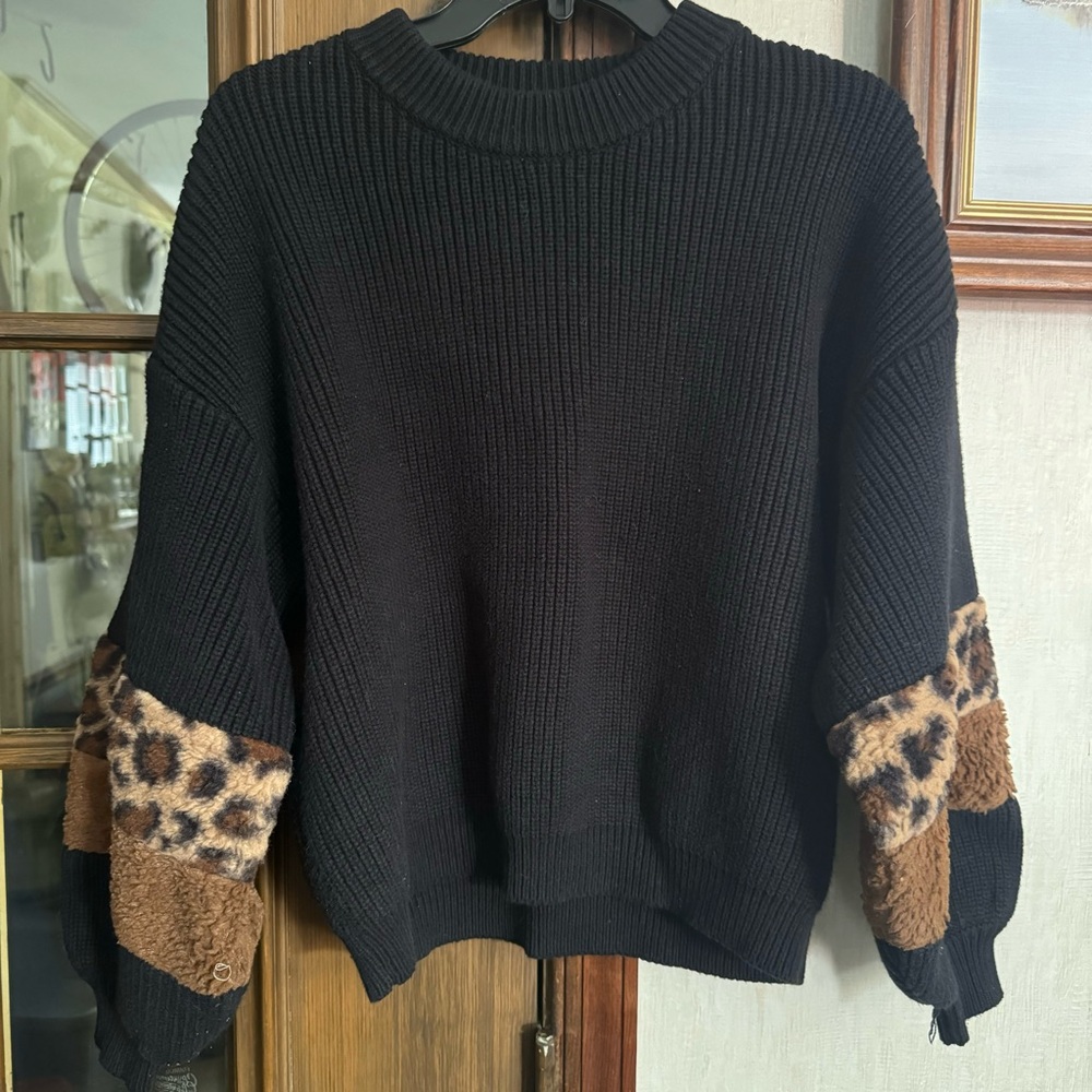 Elegant Net 153 Black Sweater with Leopard Print Details